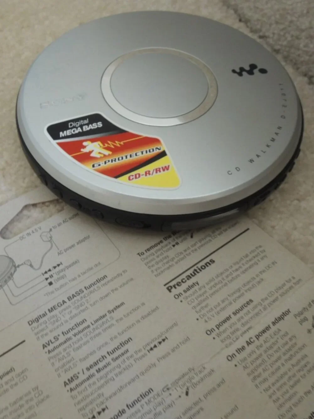 Sony D-EJ011 CD Player Silver CD-R/RW Walkman Disc Player + Over Ear Headphones